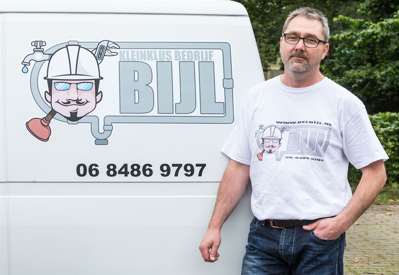 Martijn Bijl naast de bedrijfsbus van Kleinklusbedrijf Bijl